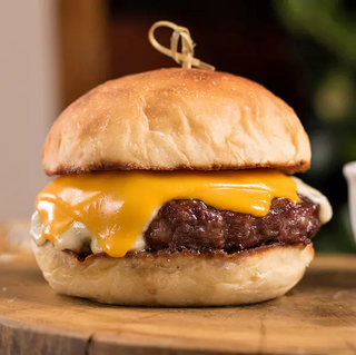 Todo o processo do Poiá Burger é feito na churrasqueira, desde o hamburguer até a tostadinha do pão. (Foto divulgação)