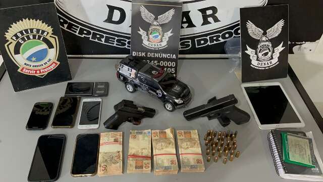 Mulher &eacute; presa com armas, ve&iacute;culos e R$ 20 mil em opera&ccedil;&atilde;o contra o tr&aacute;fico