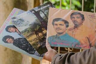 Edgar Umar mostra os discos da carreira do pai, o cantor Amambai. (Foto: Marcos Maluf)