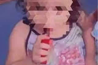 Criança foi filmada fumando cigarro eletrônico. (Imagem: Reprodução Vídeo)