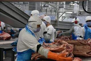 Trabalhadores da indústria da carne, em Mato Grosso do Sul. (Foto: Fiems / Divulgação)