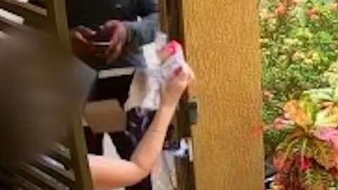 Mulher compra celular de presente para filha e recebe caixa de leite condensado