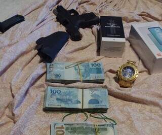 Dinheiro, relógio, celulares e pistola apreendidos no dia da operação (Foto: Divulgação)