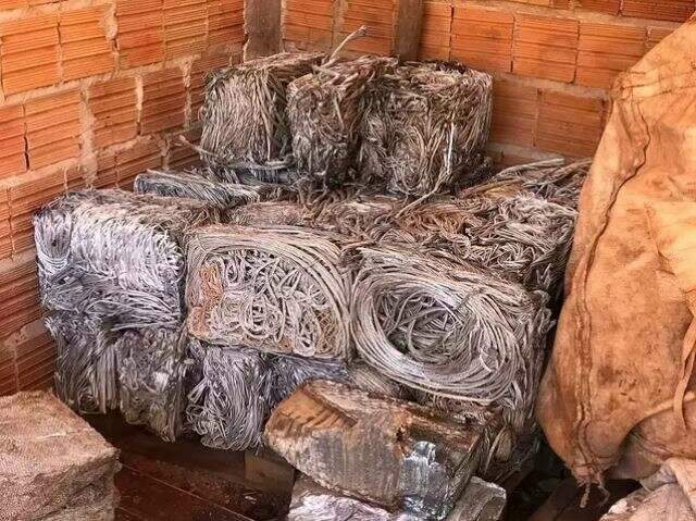Pol&iacute;cia ca&ccedil;a receptadores de cobre na Capital