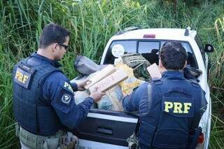 PRF encontrou caminhonete carregada de drogas. (Foto: Henrique Kawaminami)
