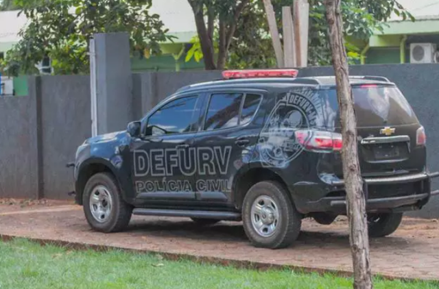 Trio &eacute; preso por roubar ao menos 6 ve&iacute;culos para levar ao Paraguai