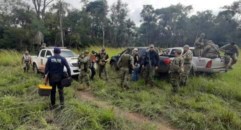 Pol&iacute;cia encontra armas e caminhonete brasileira em &aacute;rea de confronto