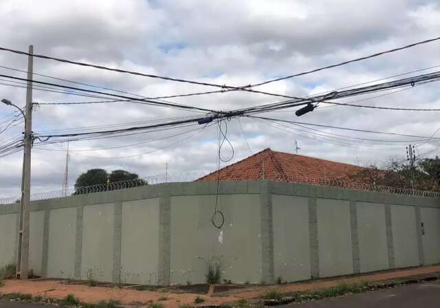 Fios pendurados em ruas e cal&ccedil;adas preocupam moradores do Jardim S&atilde;o Louren&ccedil;o