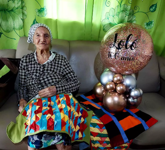 Aos 100 anos, Lol&oacute; ensina amor com costura e n&atilde;o erra linha na agulha