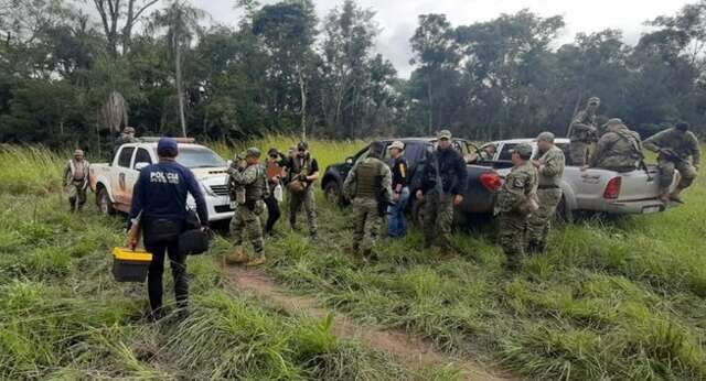 Pol&iacute;cia encontra armas e caminhonete brasileira em &aacute;rea de confronto