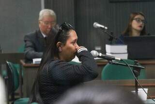 Viúva de Steferson, Camila chorou durante depoimento no Tribunal do Júri. (Foto: Henrique Kawaminami)