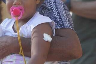 Menina que acabara de receber dose de vacina em Campo Grande. (Foto: Marcos Maluf)
