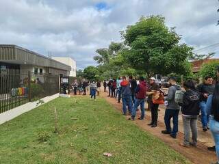 Eleitores fazem fila em cartório de Dourados perto do fim do prazo, ontem à tarde (Foto: Direto das Ruas)