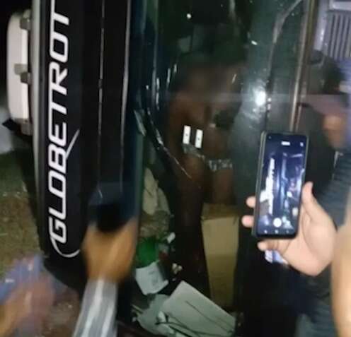 Aparentemente b&ecirc;bado, motorista s&oacute; de cueca tomba carreta e sai ileso