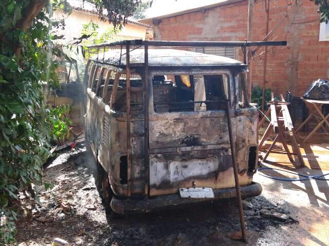 Ao dar partida, dono escuta estouro e Kombi pega fogo dentro de garagem 