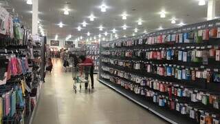 Clientes fazem compras em loja de importados da fronteira nesta quinta-feira. (Foto: Direto das Ruas)