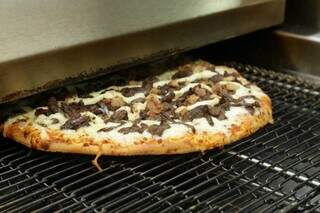 Forno potente garante pizza assada em até 2 minutos. (Foto: Kísie Ainoã)