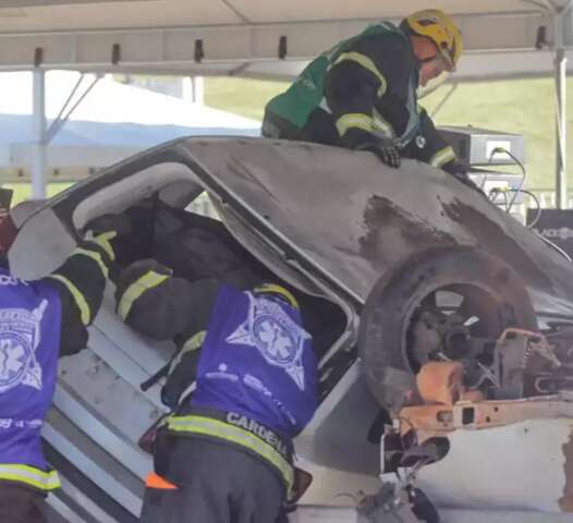 Capotagem com v&iacute;timas: equipes participam de competi&ccedil;&atilde;o de salvamento 