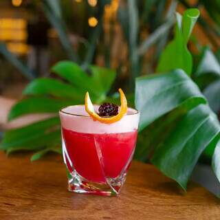 Flamingos Sour (R$ 37,00) feito com vodka, aperol, suco de limão, xarope de grenadine e angostura. (Foto: Luana Chadid)