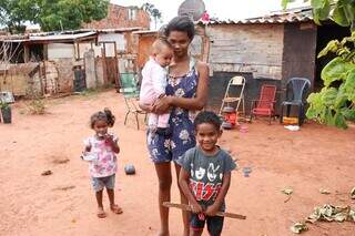  Eliete Rodrigues da Silva, de 19 anos, e os três filhos (Foto: Henrique Kawaminami)