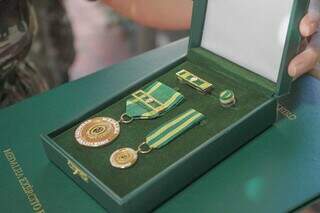 Medalha do Exército Brasileiro foi uma das honrarias oferecidas. (Foto: Marcos Maluf)
