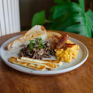 Grovovy (R$ 46,00): ovos mexidos cogumelos salteados, bacon, queijo coalho grelhado e fatias de pão de fermentação natural. (Foto: Luana Chadid)