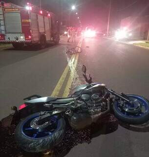 Moto caída no local do acidente perto da bicicleta, toda retorcida (Foto: Direto das Ruas)