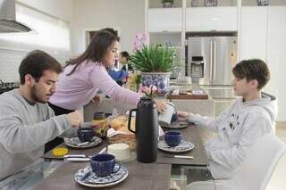 Antes da jornada de prefeita, Adriane cumpre rotina de mãe no café da manhã com Matheus (à esquerda) e Bruno. (Foto: Marcos Maluf)