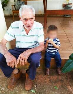 João Paioli, ao lado do neto, desapareceu na zona rural em Ivinhema. (Foto: Arquivo Pessoal)