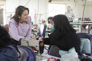 Adriane visita cooperativa de produção têxtil e alocada em incubadora. (Foto: Marcos Maluf)