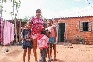  Adriely Ferreira Fim, de 27 anos, e os quatro filhos no quintal e casa, no bairro Jardim Noroeste (Foto: Henrique Kawaminami)
