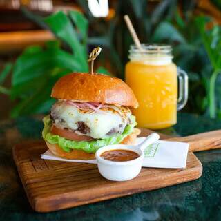 “Funky Patty” (R$ 42,00), um hambúrguer no pão de brioche, muçarela de búfala, alface, tomate, picles de cebola roxa e maionese. (Foto: Luana Chadid)