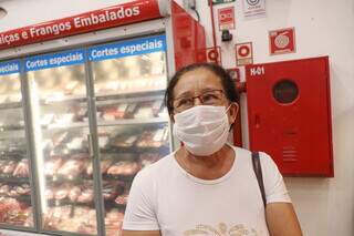 A comerciante Adelina da Silva Pereira aproveita promoções para economizar. (Foto: Paulo Francis)
