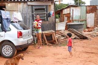 Roberta Rodrigues dos Santos, de 32 anos, e o filho (Foto: Henrique Kawaminami)