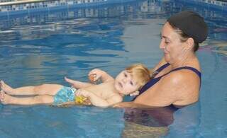 Matias foi só alegria na sua primeira aula de natação. (Foto: Divulgação) 
