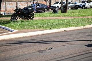 Capacete escapa e passageira é socorrida com traumatismo craniano após acidente Capacete escapa e passageira é socorrida com traumatismo craniano após acidente