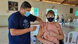 Idosa recebe dose da vacina no polo da Seleta. (Foto: PMCG)