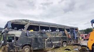 Ônibus ficou completamente destruído depois de tombar (Foto: PRF)