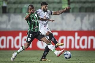 Hulk, de uniforme branco, tenta escapar da forte marcação no clássico pela Libertadores. (Foto: Divulgação)