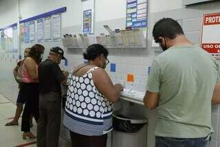 Apostadores em lotérica de Campo Grande. (Foto: Kísie Ainoã/Arquivo)