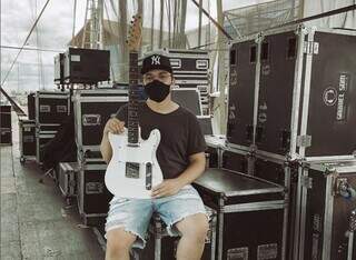 Guitarrista tinha 26 anos e fazia parte da banda que viajava com os sertanejos. (Foto: Instagram)