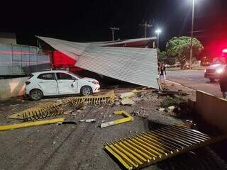 Com carro de cliente, motorista destrói teto de lava-jato e muro Com carro de cliente, motorista destrói teto de lava-jato e muro