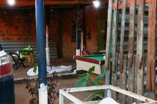 Corpo foi encontrado na varanda de um bar, no Jardim Colibri II. (Foto: Henrique Kawaminami)