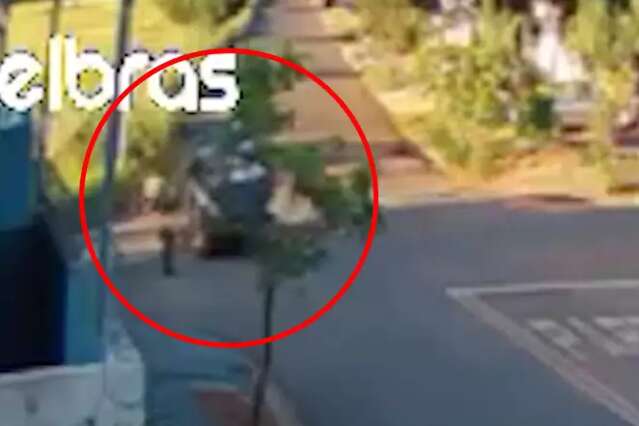 Motorista atropela quatro pessoas e foge em alta velocidade