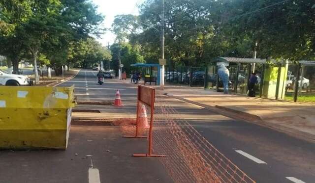 Obra de faixa elevada exige aten&ccedil;&atilde;o redobrada de motoristas pr&oacute;ximo a creche  