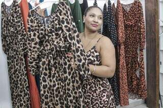 Tatiane mostra os vestidos comercializados na loja. (Foto: Marcos Maluf)