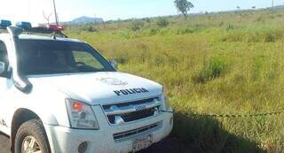Caminhonete da polícia no local onde corpo foi encontrado (Foto: Marciano Candia/Última Hora)
