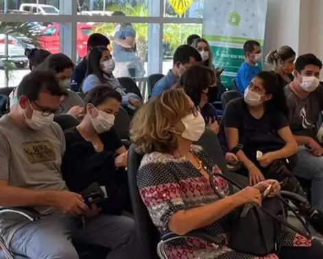 Cansados, pacientes de hospital particular esperam 4h30 na fila