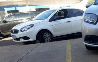 Asfalto cede e carros caem um ap&oacute;s o outro em cratera na Rua Joaquim Murtinho 