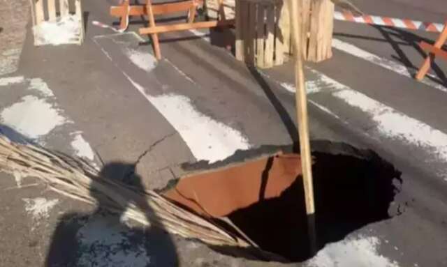 Asfalto cede e carros caem um ap&oacute;s o outro em cratera na Rua Joaquim Murtinho 